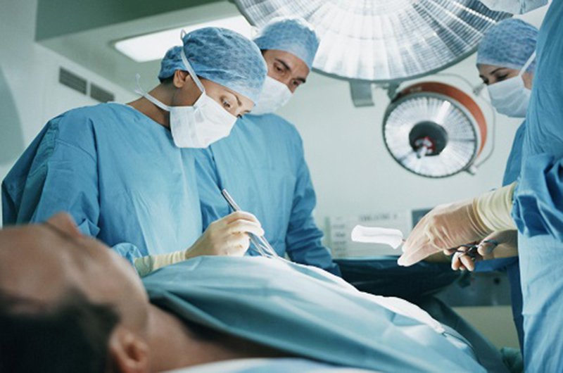 Phẫu thuật là một trong những phương pháp điều trị giãn tĩnh mạch thừng tinh