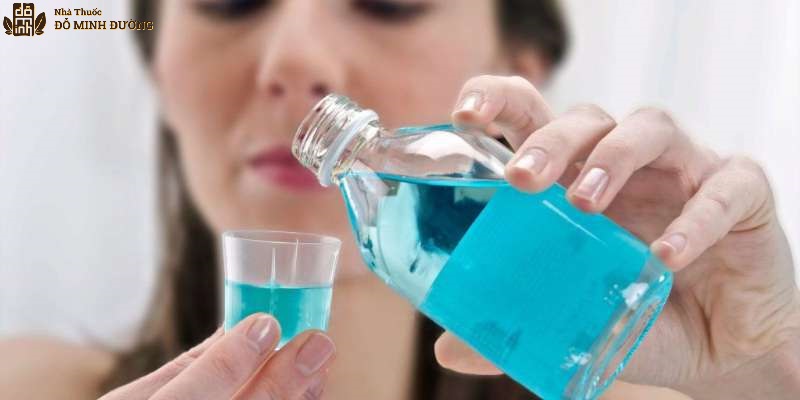 Dùng nước súc miệng diệt khuẩn vệ sinh họng hàng ngày