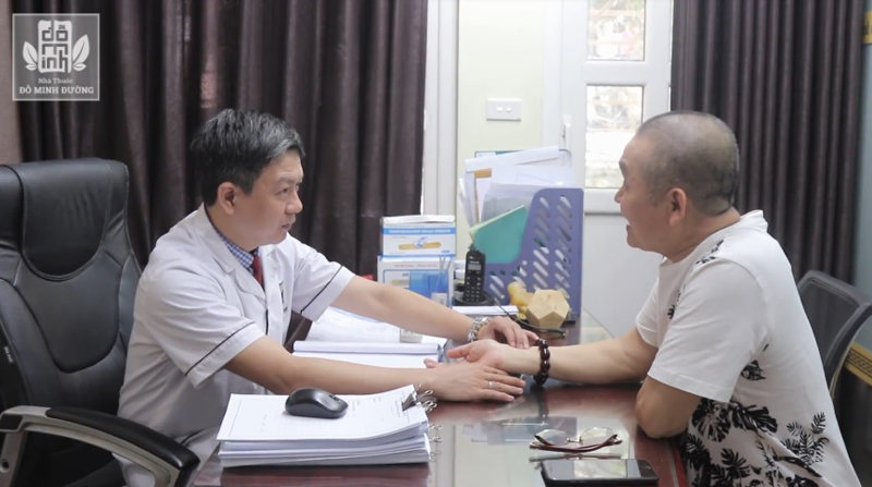 Bác sĩ Tuấn là người trực tiếp thăm khám, điều trị cho nghệ sĩ Xuân Hinh