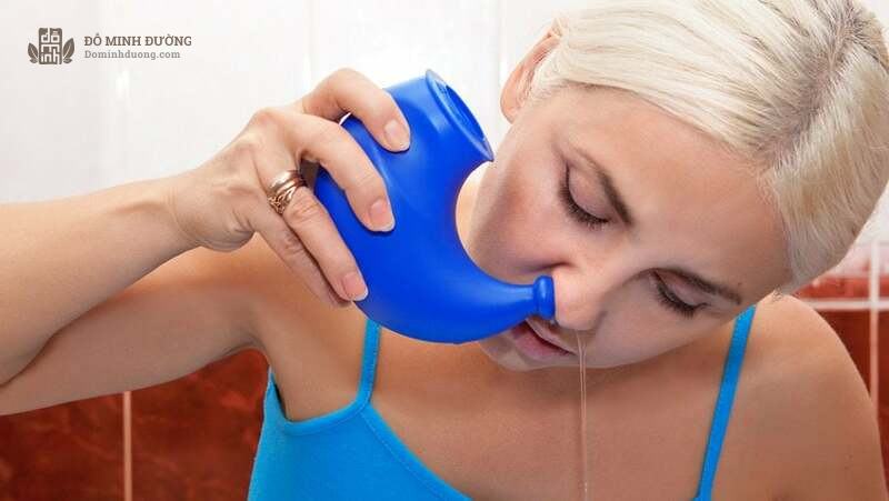 Dùng dung dịch rửa xoang mũi giúp giảm triệu chứng viêm mũi dị ứng khi mang thai