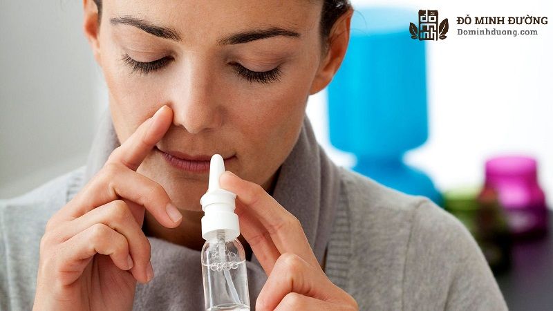 Người bệnh có thể dùng nước muối sinh lý để làm sạch xoang mũi
