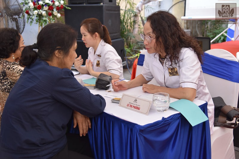 Thầy thuốc ưu tú Lê Thị Phương - Nguyên Phó giám đốc bệnh viện Y học cổ truyền Hà Đông thăm khám cho bệnh nhân tại buổi lễ
