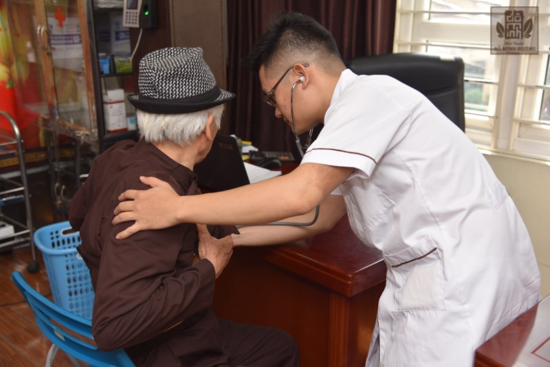 Bác sĩ Nguyễn Thành Long đang tỉ mỉ thăm khám cho bệnh nhân nhi bị đau họng kéo dài