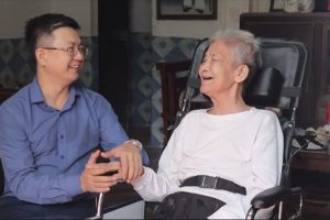 Nữ lương y Đỗ Thị Hiển trò chuyện cùng cháu trai của mình - lương y Đỗ Minh Tuấn