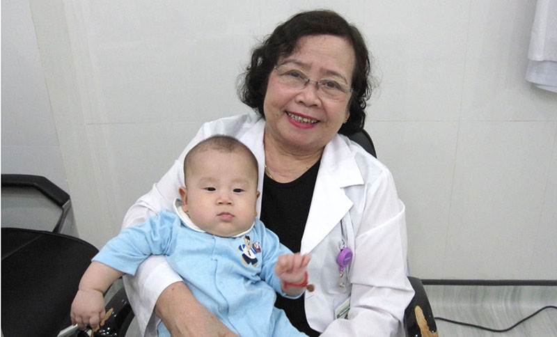 GS Trần Thị Phương Mai bên một em bé ra đời nhờ phương pháp thụ tinh nhân tạo