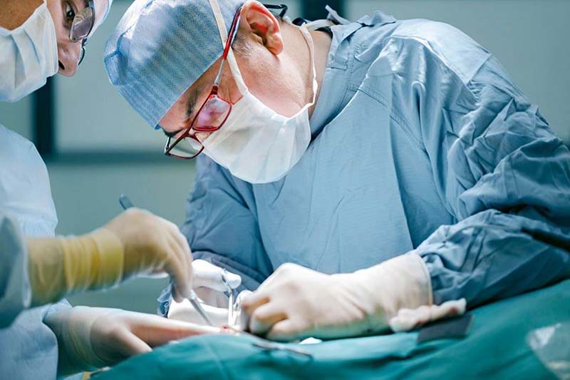 Phẫu thuật là phương pháp thường dùng cho trường hợp tắc nghẽn ống dẫn tinh