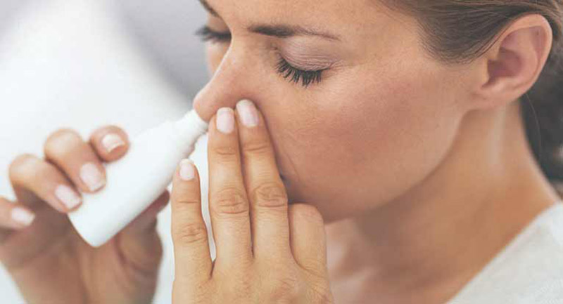 Thuốc xịt mũi trị viêm mũi dị ứng sẽ giúp người bệnh làm thông đường thở