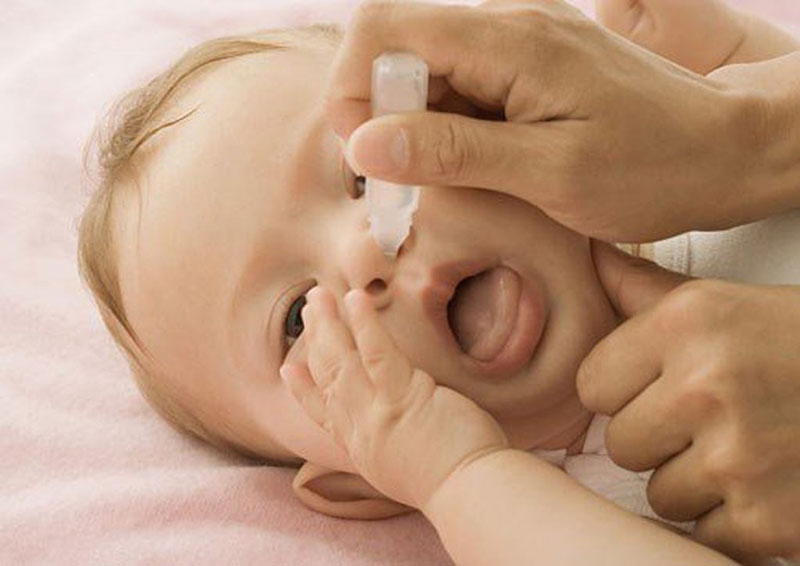 Nhỏ nước muối giúp làm sạch khoang mũi cho bé