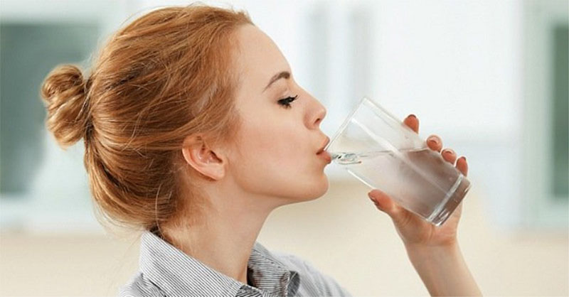 Uống nước ấm có thể giúp cải thiện tình trạng tiết dịch nước mũi