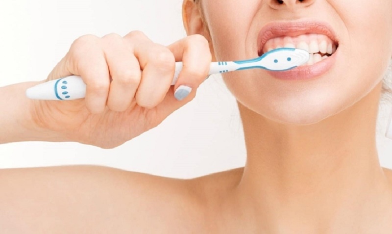 Vệ sinh răng miệng không sạch làm da quanh miệng kích ứng gây ra ngứa
