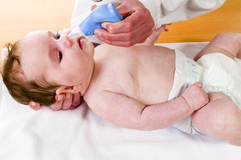 Vệ sinh mũi cho trẻ bằng nước muối là phương pháp khá hiệu quả để cải thiện triệu chứng
