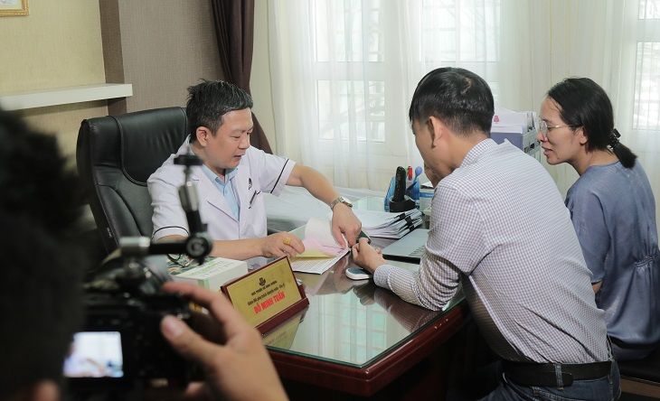 Bác sĩ Đỗ Minh Tuấn trả lời phỏng vấn của phóng viên Truyền hình Vĩnh Long