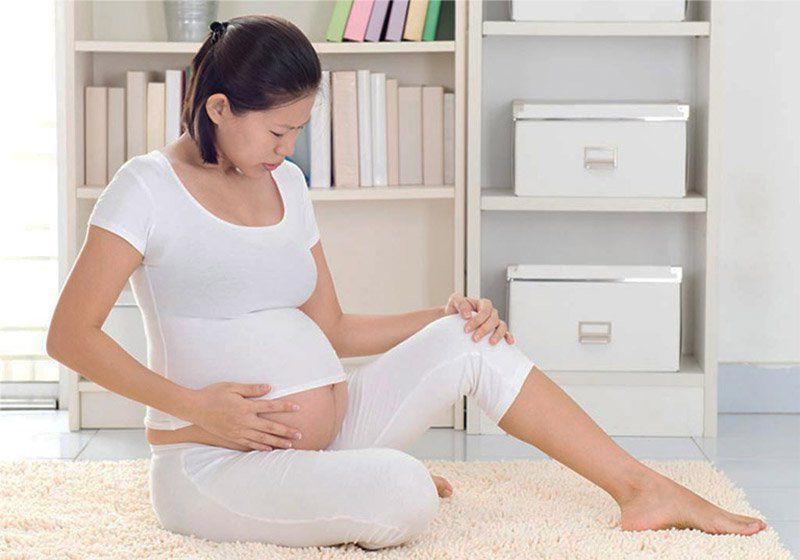 Phụ nữ tăng cân khi mang thai gây áp lực lên đầu gối