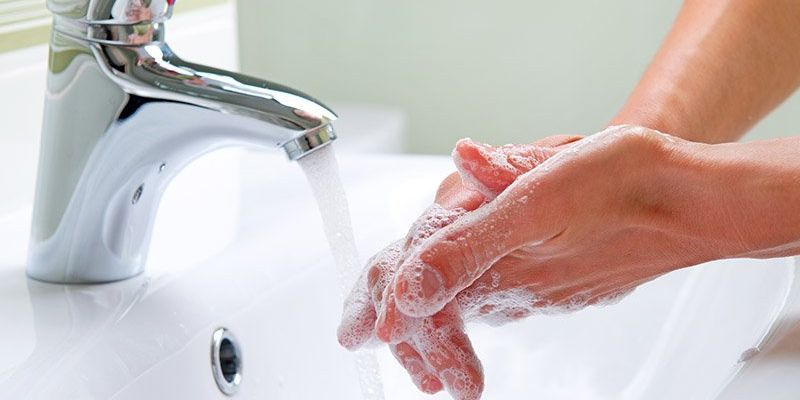 rửa tay trước khi sờ lên mặt