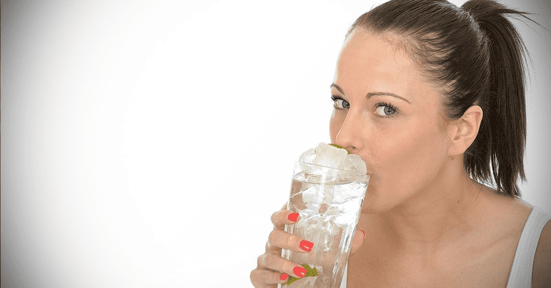 Uống nước đá có gây viêm họng không?