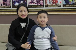 Chị Dương Hiền 30 tuổi và bé Bảo Nam 8 tuổi điều trị bệnh lý viêm họng tại nhà thuốc