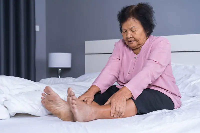 Người già bị đau bắp chân do hội chứng chân không yên