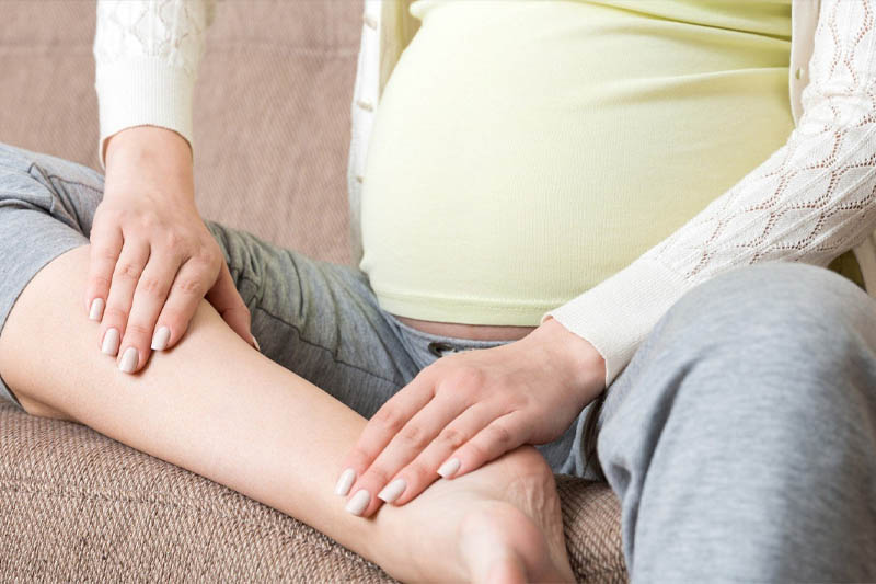 Phụ nữ mang thai thường bị đau chân