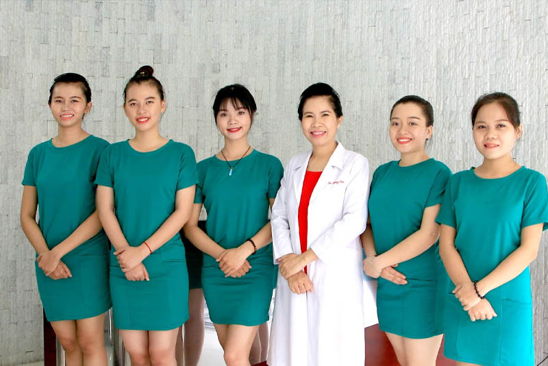 Bác sĩ Nguyễn Thị Song Hà và đồng nghiệp