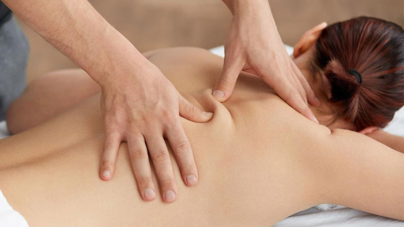Nhờ sự hỗ trợ của người khác để massage khi bị gai cột sống