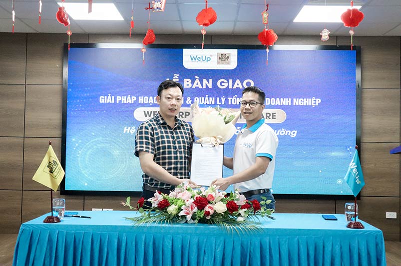 Đại diện Đỗ Minh Đường và WeUp Group trao hoa chúc mừng thành công của dự án