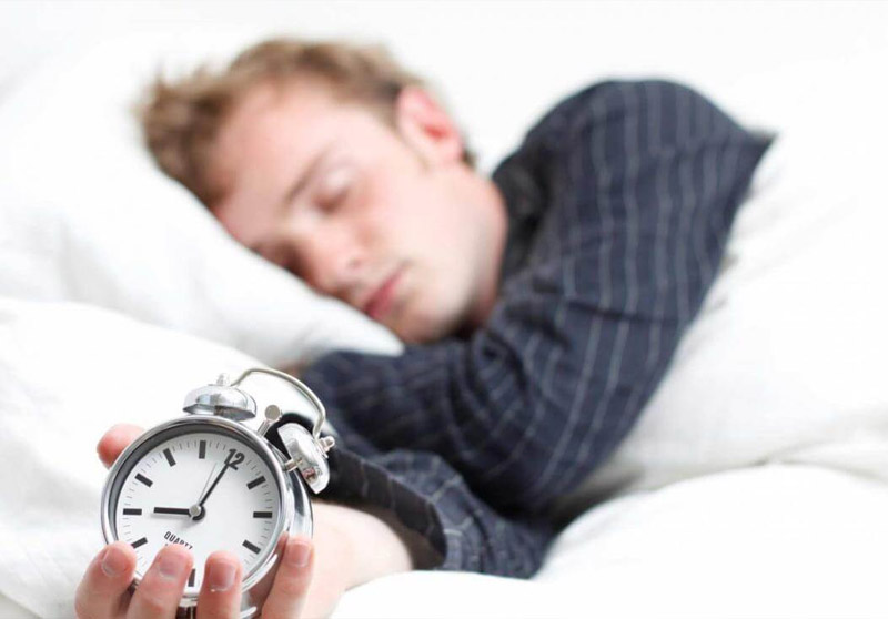 Nam giới nên ngủ đủ giấc để đảm bảo chức năng sinh lý