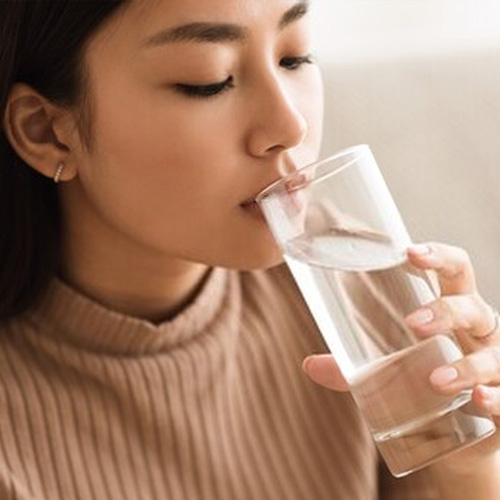Uống chung chai - cốc nước làm tăng nguy cơ bị nhiễm khuẩn Hp