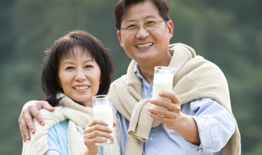 Ở tuổi 40, bạn nên sử dụng thêm các loại sữa giúp bổ sung canxi 