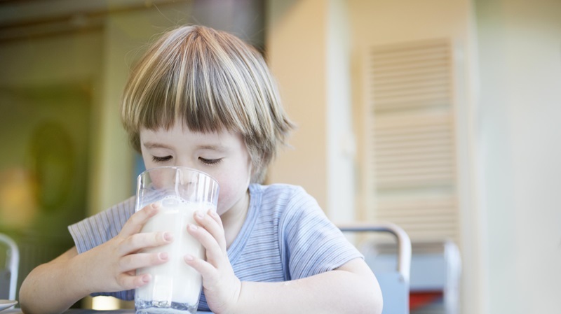 Việc bổ sung sữa canxi cho trẻ nhỏ là điều vô cùng cần thiết