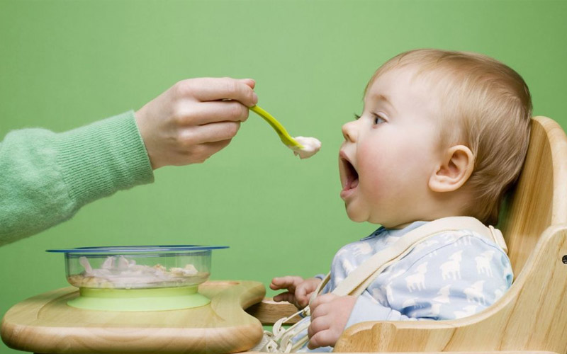 Bổ sung canxi cho trẻ chậm mọc răng thông qua chế độ ăn uống