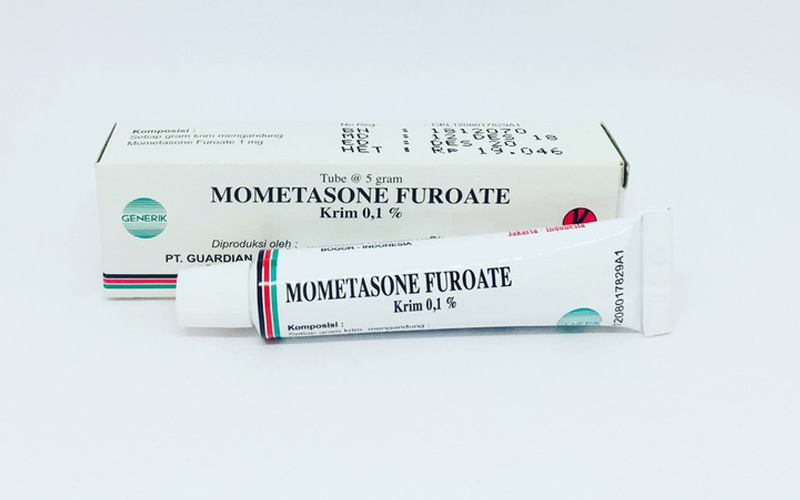 Mometasone có tác dụng giảm triệu chứng tại chỗ như hắt hơi, ngứa mũi, nghẹt mũi, chảy nước mắt