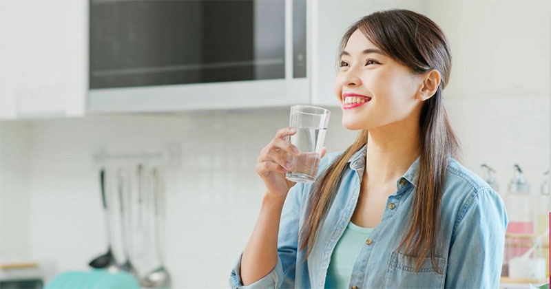 Uống đủ nước mỗi ngày để đào thải chất cặn bẩn, giúp thanh lọc cơ thể