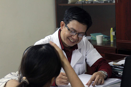 Lương y Đỗ Minh Tuấn khám và tư vấn miễn phí cho người bệnh