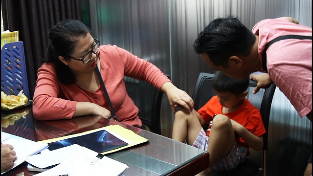 Bố mẹ của bệnh nhân 5 tuổi đến khám chữa tại Nhà thuốc Đỗ Minh Đường