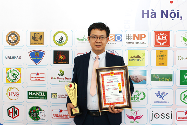 Lương y, Bác sĩ Đỗ Minh Tuấn – Giám đốc phụ trách chuyên môn tại phòng khám nhận Cúp Vàng và bằng khen do Tạp chí Sở hữu trí tuệ và sáng tạo trao tặng